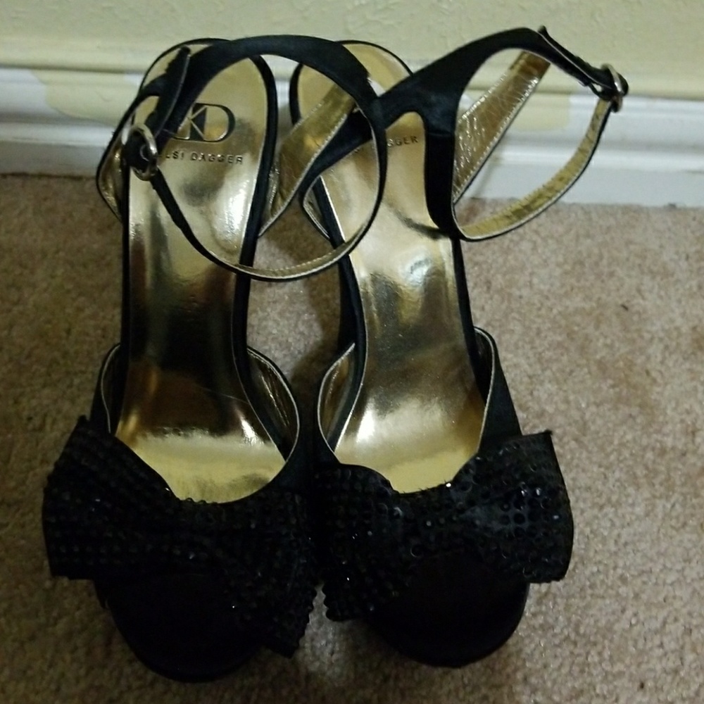Black wedges